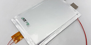 Thermal battery cell replacement model: The dummy cell looks like a real, functional cell (here a pouch cell). In principle, all types and formats of battery cells can be reproduced with the replacement model. (Image: Marcel Nöller / KIT)