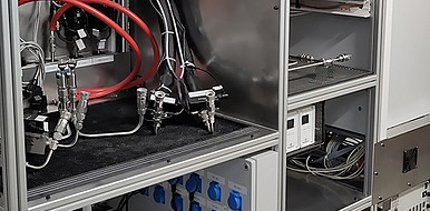 Prüfstand für Brennstoffzellen und Systemkomponenten am Institut für Produktentwicklung (IPEK) des KIT. Der mobile Prüfstand umfasst die Brennstoffzelle, den Wasserstoffkreislauf, die Luftzufuhr und das Kühlsystem. (Bild: Dr. Jan Haußmann / KIT)