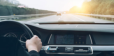 Emergency brake assistants increase road safety and are becoming increasingly important, especially in the area of autonomous driving. (Image: fanjianhua / Freepik)