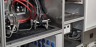 Test bench for fuel cells and system components at the Institute for Product Development (IPEK) at KIT. The mobile test stand comprises the fuel cell, the hydrogen circuit, the air supply and the cooling system. (Image: Dr. Jan Haußmann / KIT)