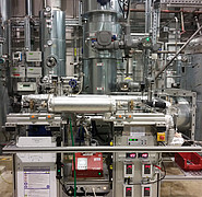Im Labor am IKET können Bedingungen verschiedener Geothermiekraftwerke simuliert werden. Am erweiterten Messstand werden spezifische Wärmekapazität, Viskosität und Dichte des Thermalwassers bestimmt.