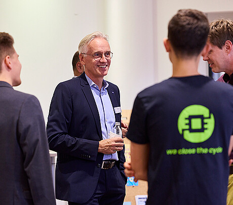 The Fireside evening of the KIT Business Club offered plenty of time for the guests to exchange ideas, as this picture shows. (Photo: KIT)