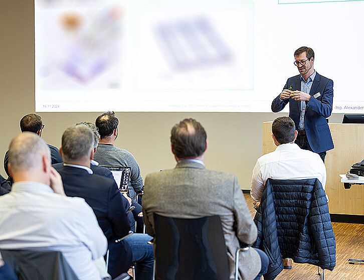 Prof. Dr.-Ing. Alexander Grünberger from the Institute of Process Engineering in Life Sciences (BLT) emphasized the importance of bioprocess microfluidics for future bioprocesses during his presentation. (Image: KIT)