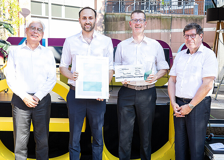 At the NEULAND Knowledge Week, ReacTUNE was awarded with 1st place in the Ideas Award category. Axel Weisheit and Prof. Thomas Hirth handed over the award to the project team in a ceremony. (Image: Sandra Göttisheim / KIT)