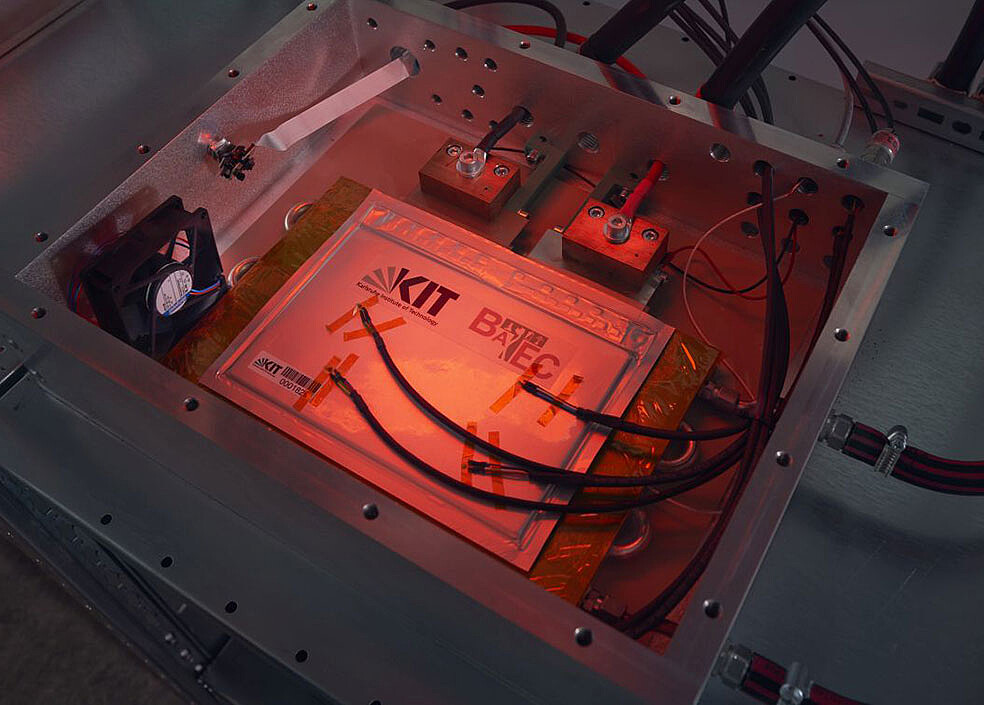 Die am KIT entwickelte temperierbare und mit Sensorik ausgestattete Sicherheitseinhausung für das Prüfen von Lithium-Ionen-Zellen unter kritischen Bedingungen. (Foto: Amadeus Bramsiepe / KIT)