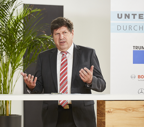 Prof. Dr. Thomas Hirth eröffnet den Innovationstag (Bild: Magali Hauser / KIT).