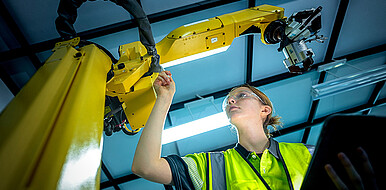 Eine Bedienerin bereitet die Kalibrierung eines Robotersystems vor. Der am KIT entwickelte Algorithmus berechnet eine optimierte Bewegungsbahn zu den exakten Kalibrierpunkten. Dadurch gelingt die Kalibrierung präzise, unabhängig von der Erfahrung einer bedienenden Person. (Bild: ultramansk / Adobe Stock)