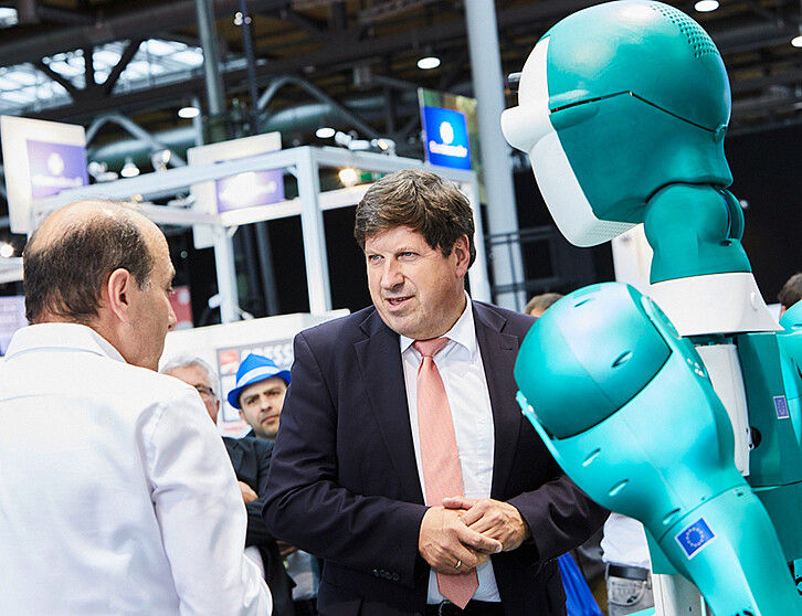 Prof. Hirth im Gespräch bei der ersten Science Week des KIT. Im jährlichen Wechsel mit dem Innovationstag NEULAND widmet sich das Format der Vermittlung von Transfer und Innovation. (Foto: Henning Strauch / KIT)