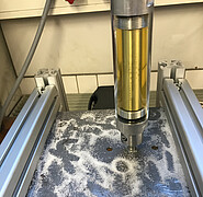 With the aid of a demonstrator and the use of sugar, the form of the vibration is visualised. The significantly reduced intensity of the vibrations can be recognised when the damper is employed.