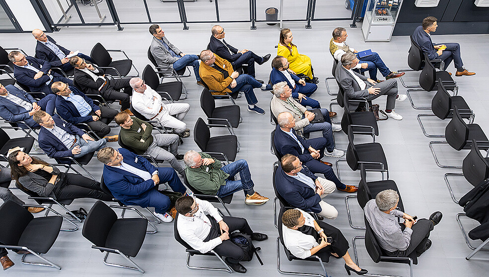 View from above of the audience listening attentively during a keynote speech at the KIT Business Club's fireside evening. (Photo: KIT)