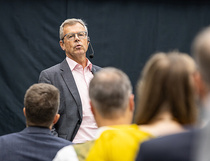 Prof. Dr.-Ing. habil. Volker Schulze from KIT stands on stage during his presentation on the transformation from linear to circular production. (Photo: KIT)