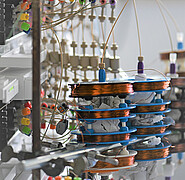 Detailed view: Magnetic coils generate a targeted magnetic field along the columns, which influences the movement of the particles in different ways, enabling continuous, precise, and chemical-free separation. (Image: KIT)