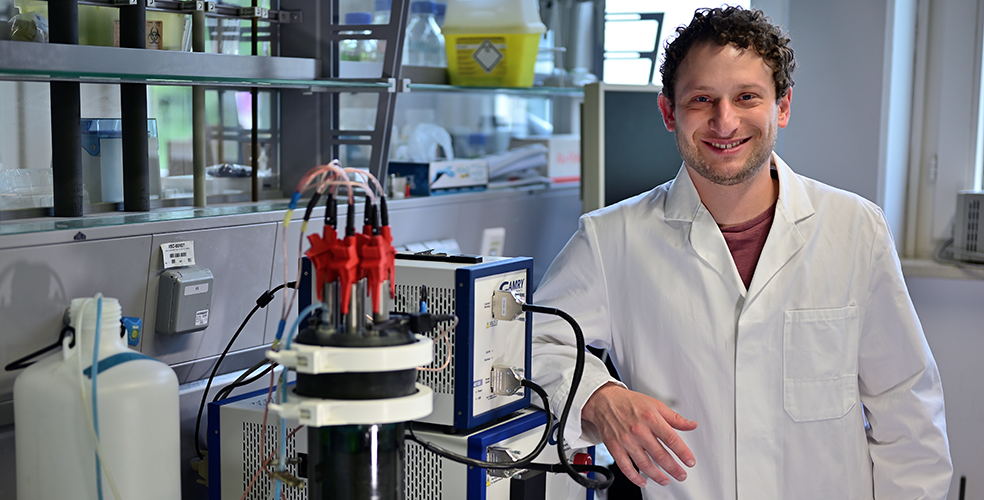 Im Projekt PEREB arbeiten Forschende des KIT daran, elektrochemische Partikelreaktoren in den industriellen Maßstab zu skalieren. Ein erster Prototyp im Litermaßstab ist entstanden. (Bild: IFG)