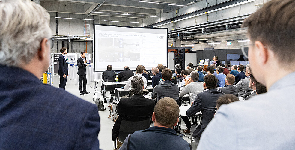 Die Netzwerkveranstaltung mit dem Themenfokus „Agile Produktion & Kreislaufwirtschaft von Batterien und Brennstoffzellen“ bot eine Gelegenheit, sich mit den Forschenden des KIT über angewandtes Wissen auszutauschen, Herausforderungen zu diskutieren und die Zusammenarbeit in diesem sich rasch entwickelnden Bereich zu fördern. (Bild: Sandra Göttisheim / KIT)