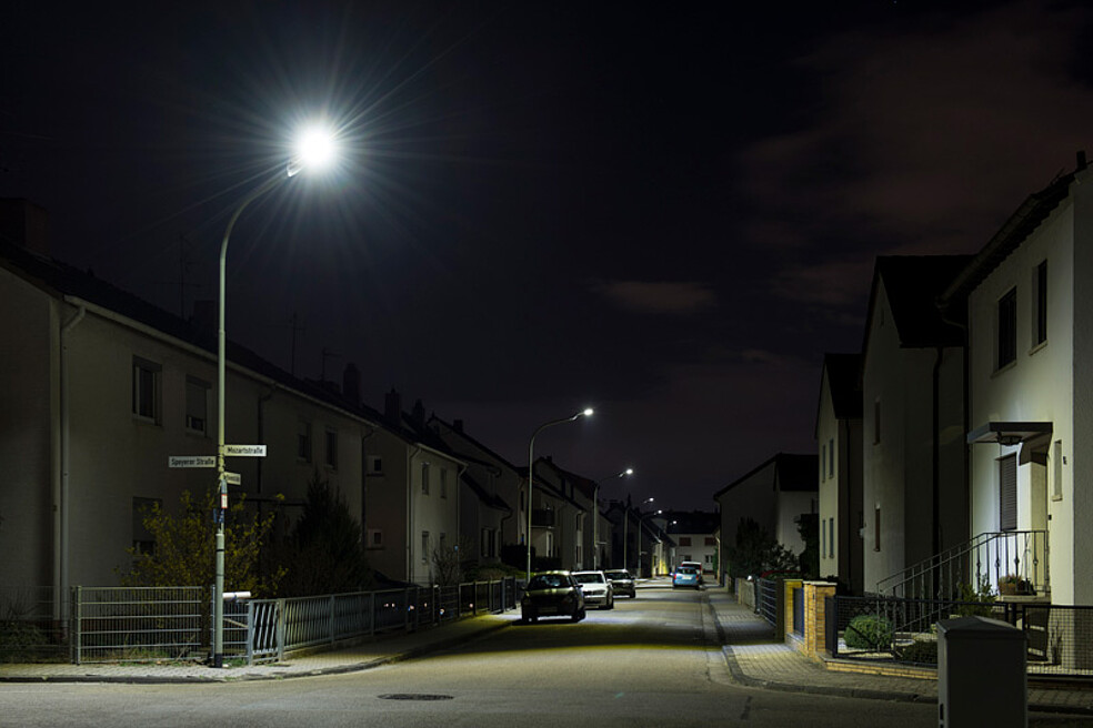 Employees of Pfalzwerke Netz AG have changed the lighting modules of 25 street lamps in Maxdorf in the Palatinate. Economical mid-power LEDs now provide better illumination in the musician's district. (Image: Tanja Meißner / KIT)