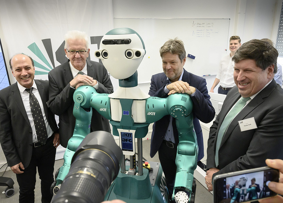 Die Kontakte zwischen Wissenschaft, Wirtschaft und Politik sind gut. Vor allem der Dialog mit KMU soll am KIT noch verstärkt werden. V.l.n.r.: Professor Tamim Asfour, Baden-Württembergs Ministerpräsident Winfried Kretschmann, der Bundesvorsitzende der Grünen Robert Habeck und Vizepräsident Thomas Hirth. (Bild: Markus Breig / KIT)