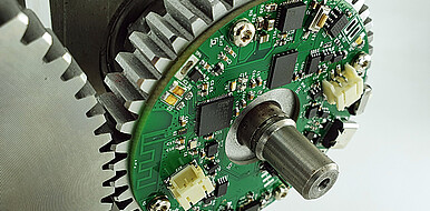 Zahnrad mit verschiedenen Sensoren zur Erfassung relevanter Betriebsgrößen direkt am relevanten Ort in der Maschine. Solche innovativen Sensormodule ermöglichen die intelligente Zustandsüberwachung. 
(Bild: Institut für Produktentwicklung / KIT)
