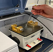 Im Labor: Ein Tropfen der Kraftstoffprobe wird auf den ATR-Kristall des FTIR-Spektrometers gegeben. Nach einem Hintergrundabgleich misst das Gerät das Infrarotspektrum. Diese Daten sind die Basis für die anschließende KI-gestützte YSI-Berechnung mittels Software. (Bild: KIT)