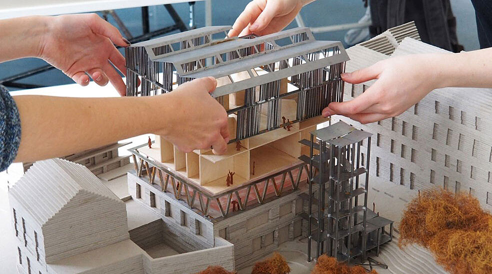 Das Team „RoofKIT“ plant, entwirft und baut ein energieeffizientes und kreislaufgerechtes Gebäude im Wettbewerb „Solar Decathlon“. Dies ist nur ein Beispiel für die Lösungsorientierung zum nachhaltigen Bauen am KIT. (Bild: KIT)