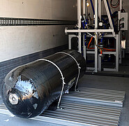 View into the FC-Bat-Truck: The PEM fuel cell system with hydrogen storage (front) is installed as a test bench in the box body of the 7.5-ton truck. The battery system and the electric drive are integrated underneath the truck chassis. (Image: InnovationCampus Mobility of the Future)