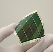 Eigenschaften von gedruckten Solarzellen: Die leichten und mechanisch flexiblen photovoltaischen Module können einfach in mobile Anwendungen integriert werden. Wenn sie mit umweltfreundlicher Halbleitertinte des KIT produziert werden, verbessert sich außerdem die Öko-Bilanz des Herstellungsprozesses. (Bild: Lorenz Graf von Reventlow / KIT)