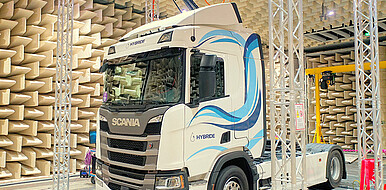 LKW auf Rollenprüfstand mit Oberleitung: Zur Simulation einer Hochspannungs-Oberleitungsstrecke mit einem Hybrid-LKW wurde ein individueller Prüfaufbau eingerichtet. (Bild: Institut für Fahrzeugsystemtechnik / KIT)