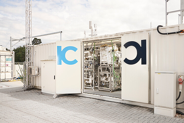 The spin-off company INERATEC builds modular chemical plants that can convert waste gases into synthetic fuel. The technology is primarily used to produce CO2-neutral fuels for marine and aviation applications. Methane is synthesized from carbon dioxide and hydrogen in the methanation reactor. (Image: Amadeus Bramsiepe / KIT)