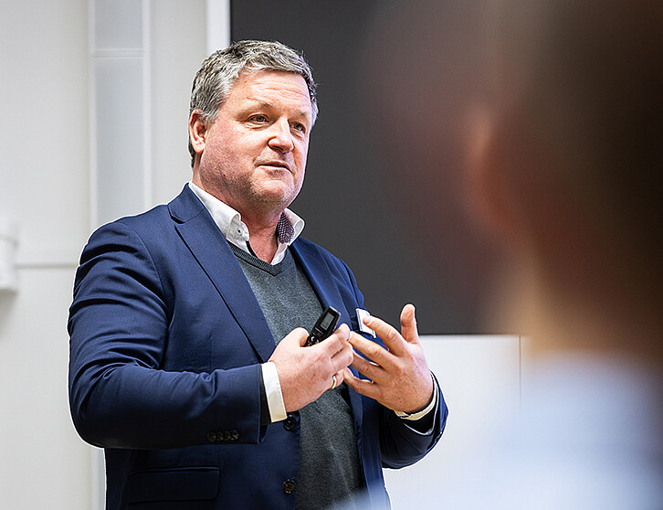 Prof. Alexander Mädche (WIN, KIT) berichtet den Gästen über neue Entwicklung im Bereich der Business Intelligence Systeme. (Foto: KIT)