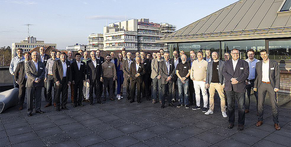 Gruppenbild auf der Dachterrasse des Präsidiumsgebäudes am KIT: Über 45 Gäste aus 22 Unternehmen sowie Vertreter von drei Start-ups aus dem KIT folgten der Einladung, um sich gemeinsam über Erwartungen und Herausforderungen an die Schnittstelle zwischen Start-ups und etablierten Unternehmen auszutauschen. (Foto: KIT)