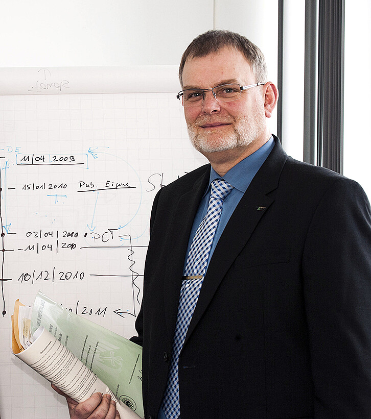 Dr. Ludwig Witter leitet am KIT die Abteilung IP-Management. Er und sein Team sichern das geistige Eigentum der Beschäftigten, das im Rahmen der Forschungstätigkeiten generiert wird. (Bild: Nicole Brinnel / KIT)