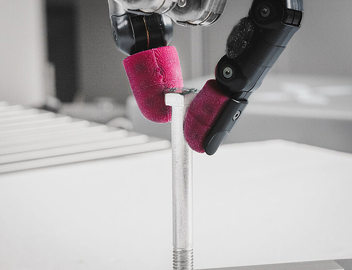 HaptXDeep beweist Fingerspitzengefühl: Die Roboterfinger sind mit hochsensitiven Sensoren ausgestattet, die präzise Kraft- und Berührungsinformationen erfassen. Dank hoher Freiheitsgrade können sehr feinmotorische Aufgaben vom Roboter ausgeführt werden. Selbst kleinteilige Objekte, wie Schrauben, werden sicher gegriffen und bewegt. (Bild: Amadeus Bramsiepe / KIT)