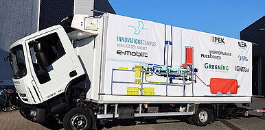 Der Forschungstruck FC-Bat-Truck ist eines der Zukunftslabore, die im Rahmen des InnovationsCampus Mobilität der Zukunft eingerichtet wurden. Der Truck unterstützt gezielt die Weiterentwicklung von Komponenten hybrider Antriebsstränge. (Bild: InnovationsCampus Mobilität der Zukunft)