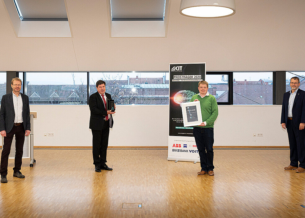 Seriengewinner: Dr. Michael Heidinger vom Lichttechnischen Institut des KIT hat 2020 in der Kategorie Transferpreis den 1. Platz mit einem Projekt zur homogenen Lackaushärtung mittels UV-LED-Array belegt. 2019 war er schon Zweitplatzierter mit einer Industriekooperation, im Zuge derer die Straßenbeleuchtung der Gemeinde Maxdorf auf MidPower LEDs umgestellt wurde. (Bild: Markus Breig / KIT)