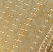 Detail: Embossing pattern on the embossing sleeve compared to the thickness of a human hair. (Image: Institute of Microstructure Technology / KIT)