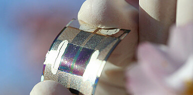 Mit umweltfreundlicher organischer Halbleitertinte kann zukünftig eine Vielzahl von neuen Anwendungen wie die Agri-Photovoltaik oder gedruckte elektronische Bauteile realisiert werden. (Bild: Felix Nickel / KIT)