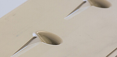 Model of the new inlet geometry. The round edges of the inlet opening ensure less aerodynamic losses when deflecting the cooling air from the cooling channel into the hole. (Image: Institute of Thermal Turbomachinery / KIT)