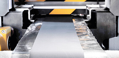 Complete drying system: the various drying hoods conceal inline measurement technology and different drying techniques such as hot air, laser or infrared. (Image: Thin Film Technolog / KIT)