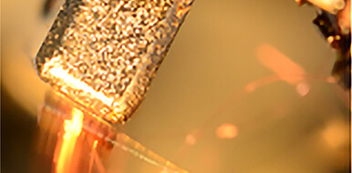 TMG im Betrieb mit schwingendem Ausleger. Der integrierte Magnet und eine Miniaturspule wandeln diese Bewegungen in elektrische Energie um. Die Technologie im Millimetermaß arbeitet bereits bei Temperaturdifferenzen von wenigen Grad Celsius und ist für einen Bereich von etwa 40 bis 200?Grad Celsius optimiert. Dies eröffnet die Nutzung von Abwärme zur Versorgung von Sensoren und Mikroelektronik in industriellen Anwendungen. (Bild: IMT / KIT)