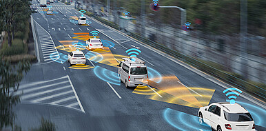 Die MIMO-Radartechnologie findet u.a. Anwendung im Automobilsektor: Bei fortschrittlichen Fahrassistenzsystemen, bei Fahrzeugradaren für autonomes Fahren oder im Fahrzeug-zu-Fahrzeug und Infrastruktur-Netzwerk. (Bild: metamorworks / Shutterstock)