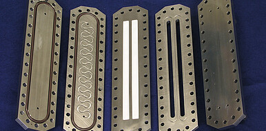 Elements of the microstructured reactor: The reaction takes place in a meandering microchannel.