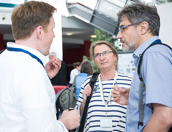 Claudia Kandler beim Innovationstag NEULAND: Netzwerken und der fachliche Austausch mit Vertretern aus Industrie und Wissenschaft sind ebenso Teil des Berufsalltags. (Bild: KIT)