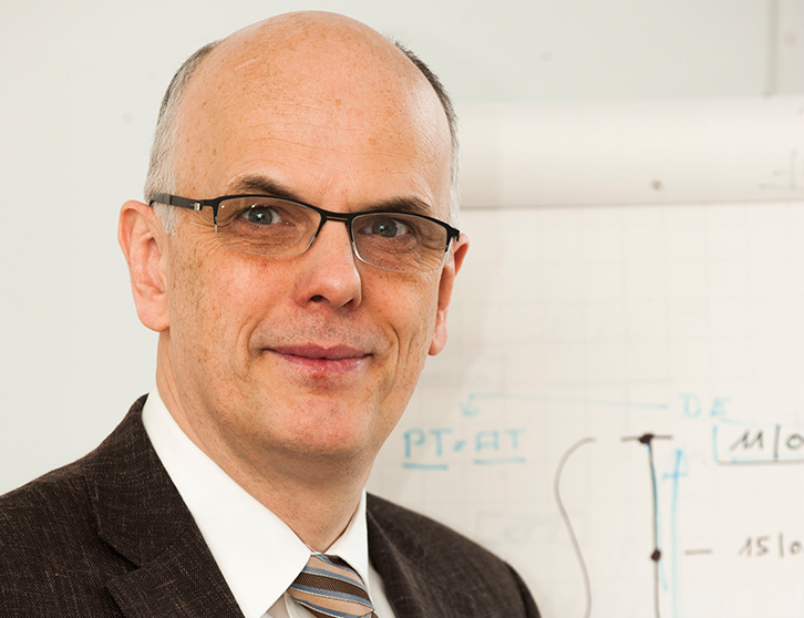 Im Rahmen von Fortbildungen gibt Dr. Andreas Weddigen sein Wissen zu Patent- und Lizenzrechten weiter. (Bild: Nicole Brinnel / KIT)