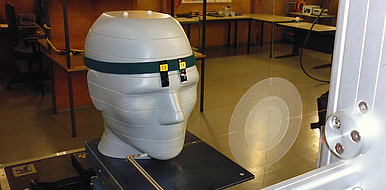 An einem Phantom werden die Augenlinsendosimeter zu Testzwecken bestrahlt. Das Dosismessgerät ist dort zu tragen, wo die höchste Strahlenexposition zu erwarten ist.