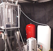 Versuchsanlage am Institut: Transparenter Kolbenkompressor, eine Hochdruckpumpe sowie das Reservoir für das Absorptionsmittels (Wasser).