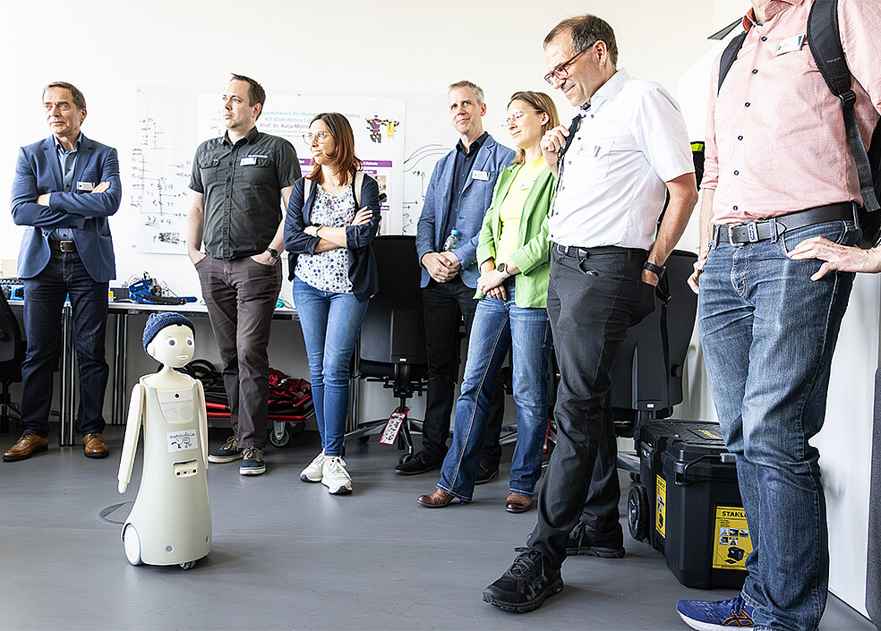 Gäste des Thementags hatten während der Führung durch das Institut für Anthropomatik und Robotik (IAR) die Gelegenheit, mit einem „Social Robot“ zu interagieren. (Foto: KIT)