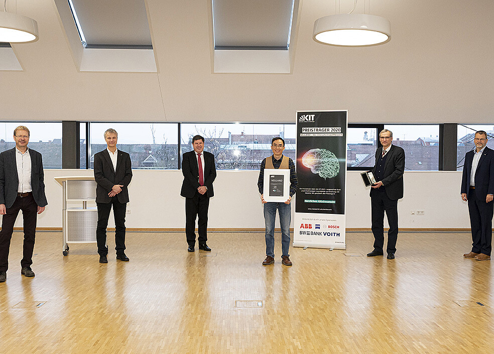 In der Kategorie Ideenpreis konnten sich Dr. Guido Link (2. v. l), Dr. Nanya Li (4. v. l.) und Prof. Dr.-Ing. John Jelonnek (2. v. r.) mit Ihrer Idee SERPENS durchsetzen (Bild: Markus Breig / KIT)