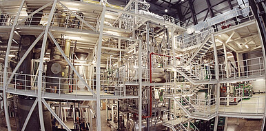 With the aid of an oscillating flame in solid fuel furnaces, nitrogen oxides can be effectively reduced.