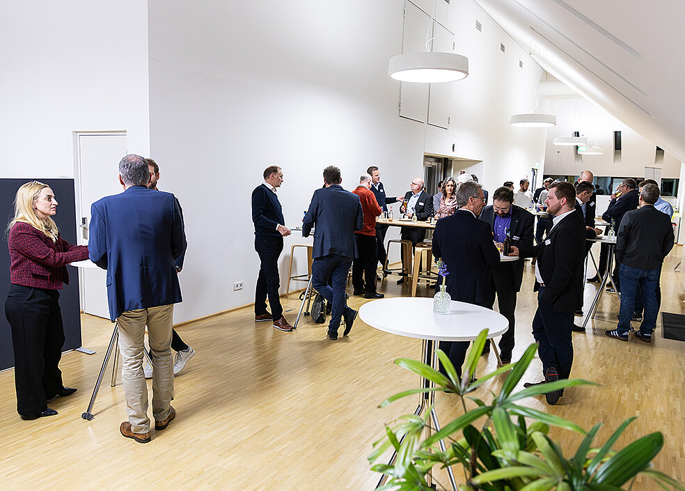 Beim abschließenden Networking tauschen sich Besucherinnen und Referenten zum Thema „Kollegin KI“ aus. (Foto: KIT)