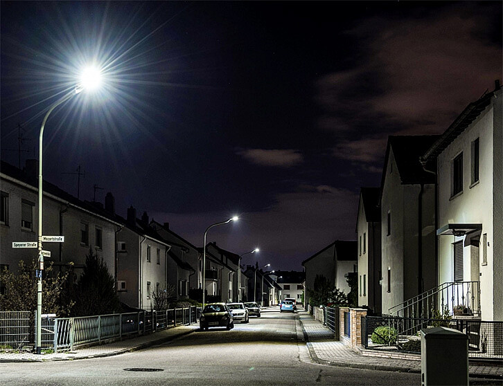 Employees of Pfalzwerke Netz AG have equipped 25 streetlights in Maxdorf, Rhineland-Palatinate, with the new mid-power LED modules. The new luminaires show a significant increase in efficiency and service life as well as better illumination. (Picture: Tanja Meißner / KIT)
