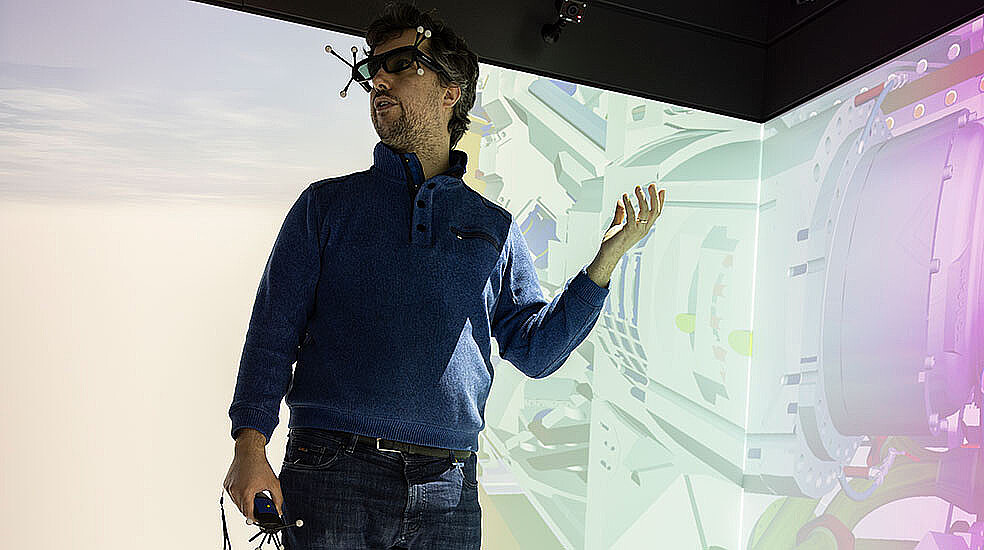 Am IMI konnten die Gäste direkt in einen digitalen Zwilling eintauchen. In der Projektionsumgebung (Cave) wurde die Interaktion im digitalen Abbild vorgeführt. (Foto: KIT)